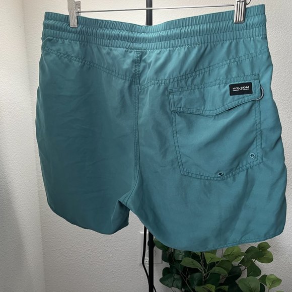 VOLCOM shorts - Large - Picture 3 of 3